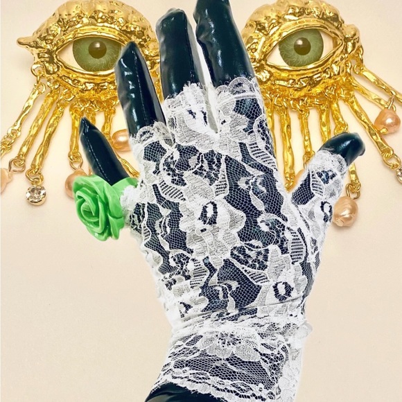 Lovers Eye Victorian Earrings, Women's Vintage Eye Earrings, Baroque-Style - Picture 5 of 13